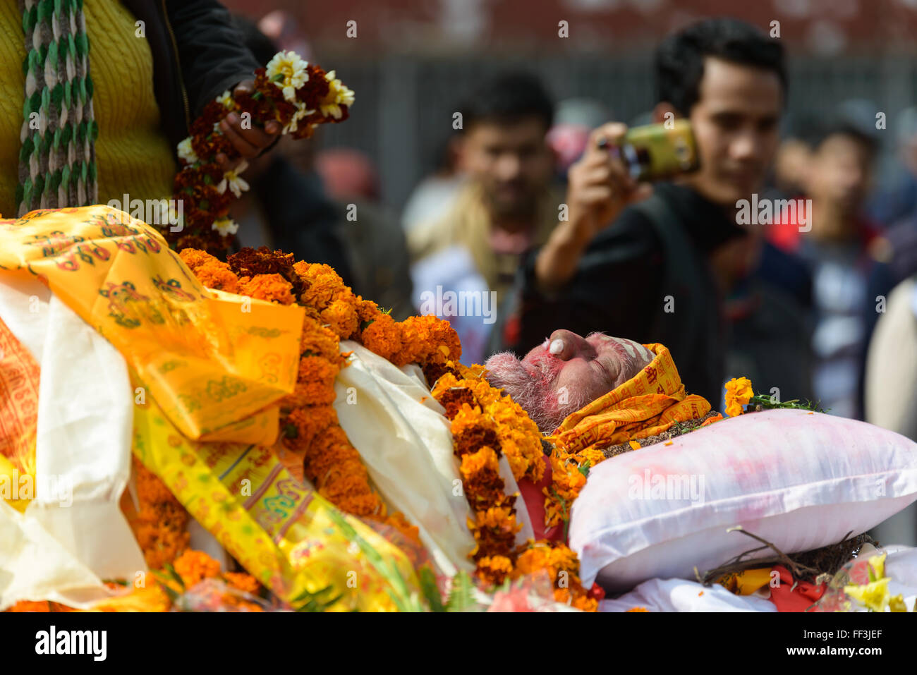 Dasharath Stadion, Kathmandu, Nepal. 10. Februar 2016. Menschen zahlen ihre letzte in Bezug auf Sushil Koirala, ehemaliger Premierminister von Nepal und Präsident des Nepali Kongress-Partei. Bildnachweis: Dutourdumonde/Alamy Live-Nachrichten Stockfoto