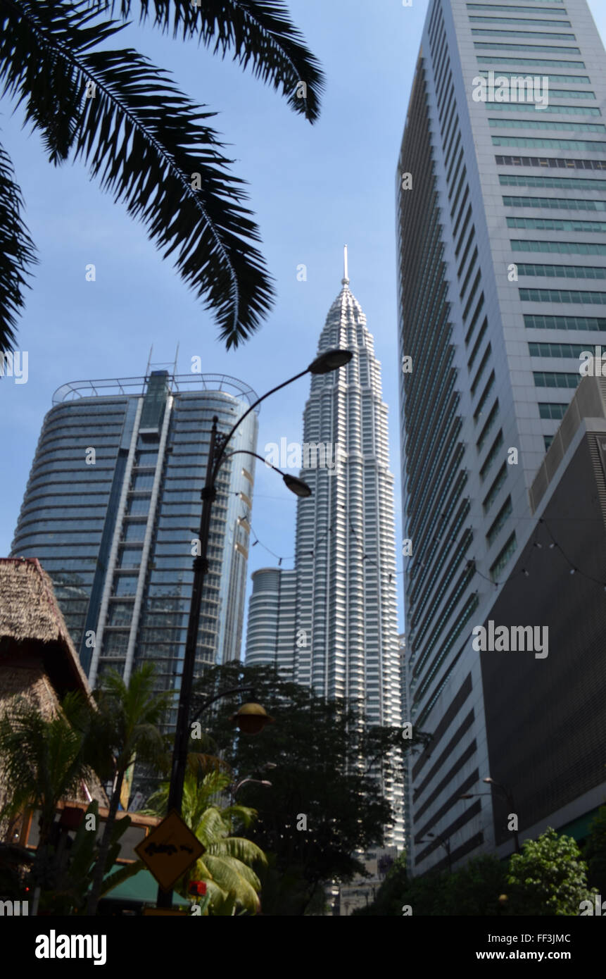 Kuala Lumpur,Malaysia.Among die Wolkenkratzer von KL lässt einen der Türme des Petronas Towers, 1483ft hohen gesehen Stockfoto