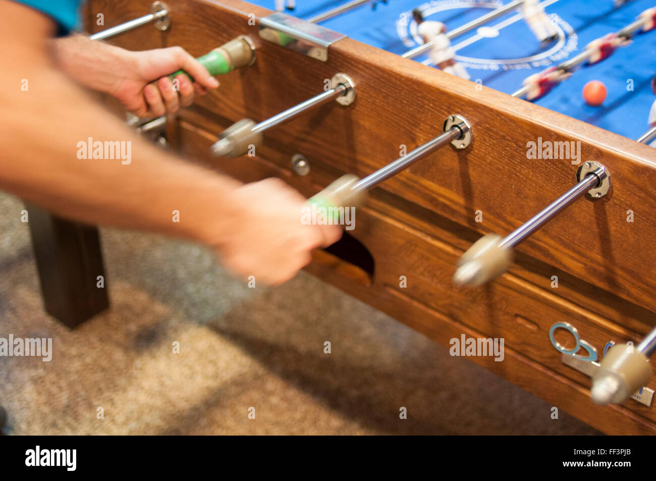 Eine Hand eines Spielers Fusball zu bewaffnen Stockfoto