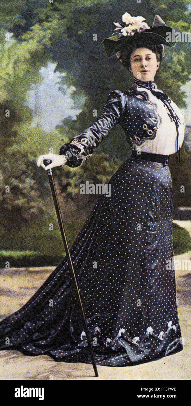 EDWARDIAN FASHION Postkarte von 1905 zeigt die damals modische schmale Taille und rückwärts fegen Rock kombiniert mit einem silbernen Spitze Rohrstock Stockfoto