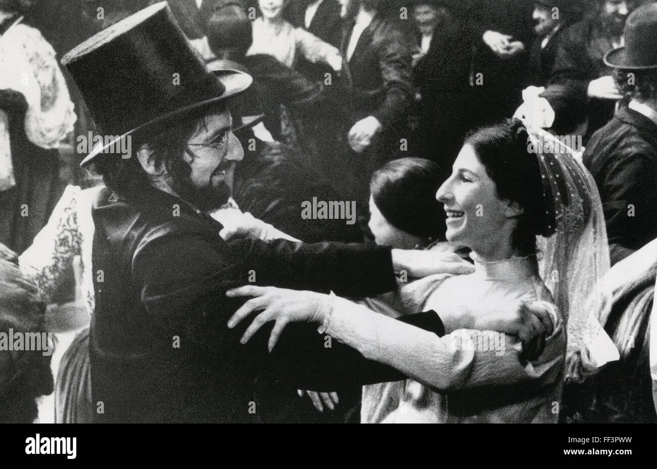 FIDDLER ON THE ROOF 1971 Mirsch Firma Film mit Rosalind Harris und Leonard Frey Stockfoto