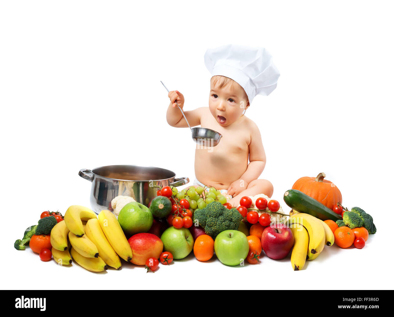 Baby Boy in Koch Hut mit Kochen Pfanne und Gemüse Stockfoto