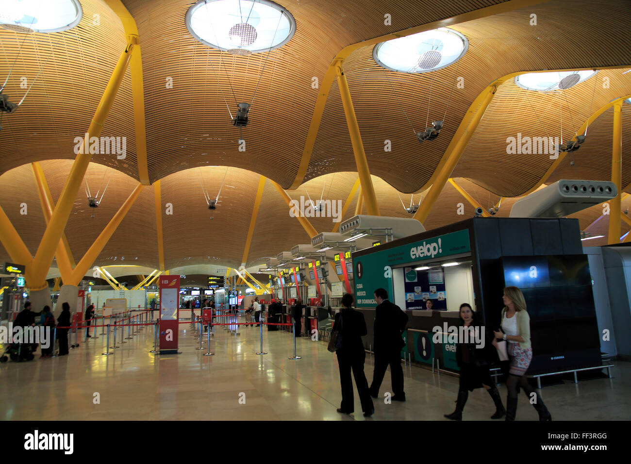 Moderne Architektur Interieur von terminal 4 Gebäude, Adolfo Suárez Madrid-Barajas Flughafen Madrid, Spanien Stockfoto
