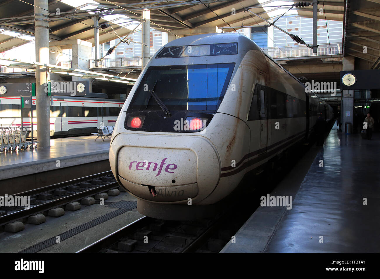 RENFE Alvia Zug am Bahnsteig des Bahnhofs von Cordoba, Spanien Stockfoto
