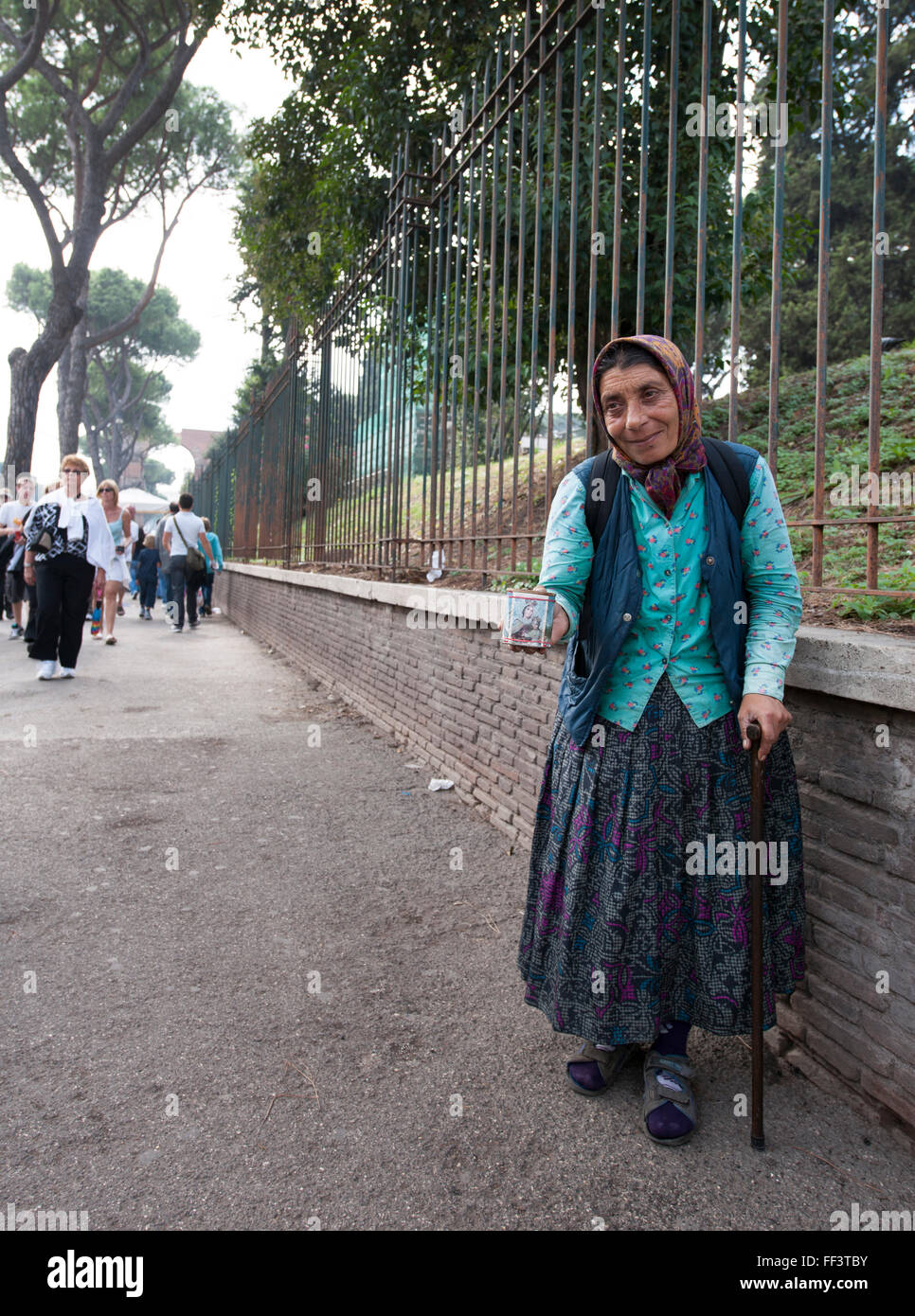 Eine ältere Dame auf öffentlicher Straße in Rom, Italien, Mitteleuropa betteln. Stockfoto