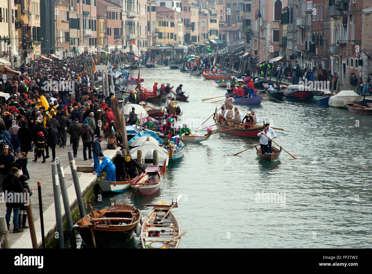 Boote des Wassers parade Rudern Vereine auf dem Kanal zum Jahresbeginn 2016 Venedig Karneval, Sestiere Cannaregio, Venedig Stockfoto