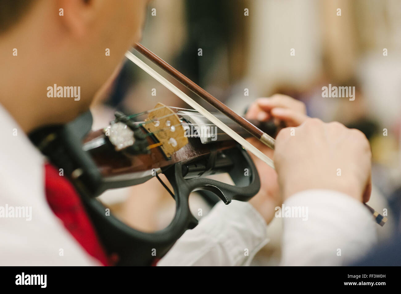 Mann-Geiger in musikalische Darbietung klassischer Violinmusik gespielt Stockfoto