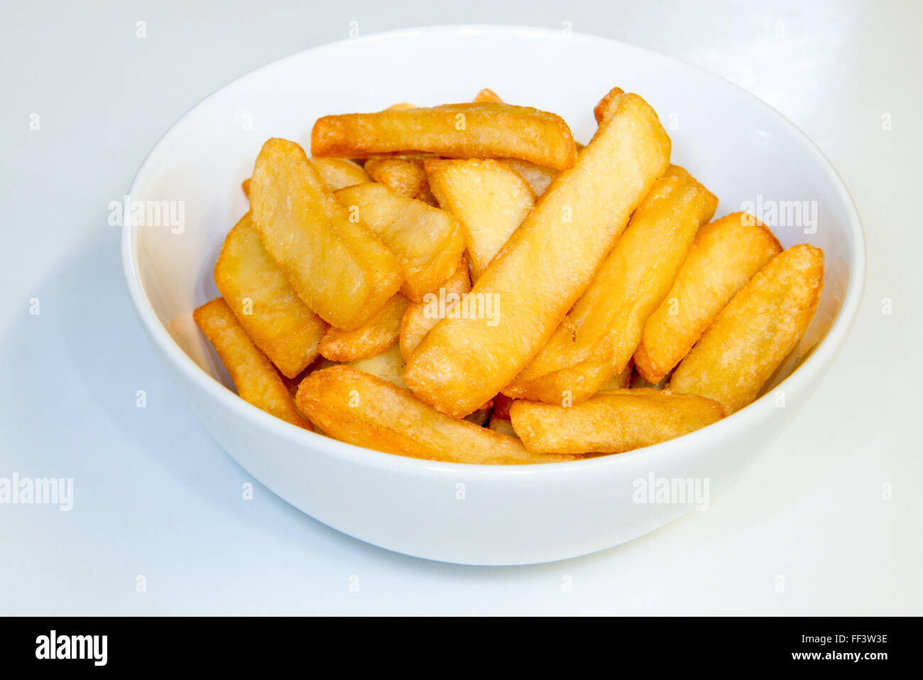 Eine weiße kleine Schüssel mit gebratenen chunky chips Stockfoto