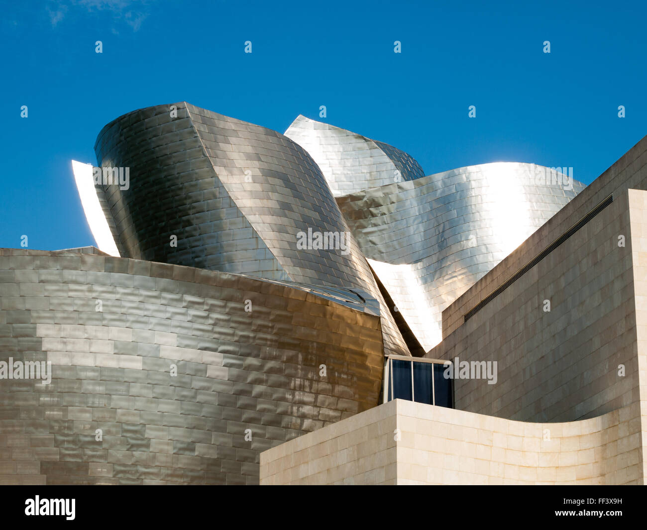 Ein Blick auf das Titan Dach Detail das Guggenheim Museum Bilbao in Bilbao, Baskenland, Spanien. Stockfoto