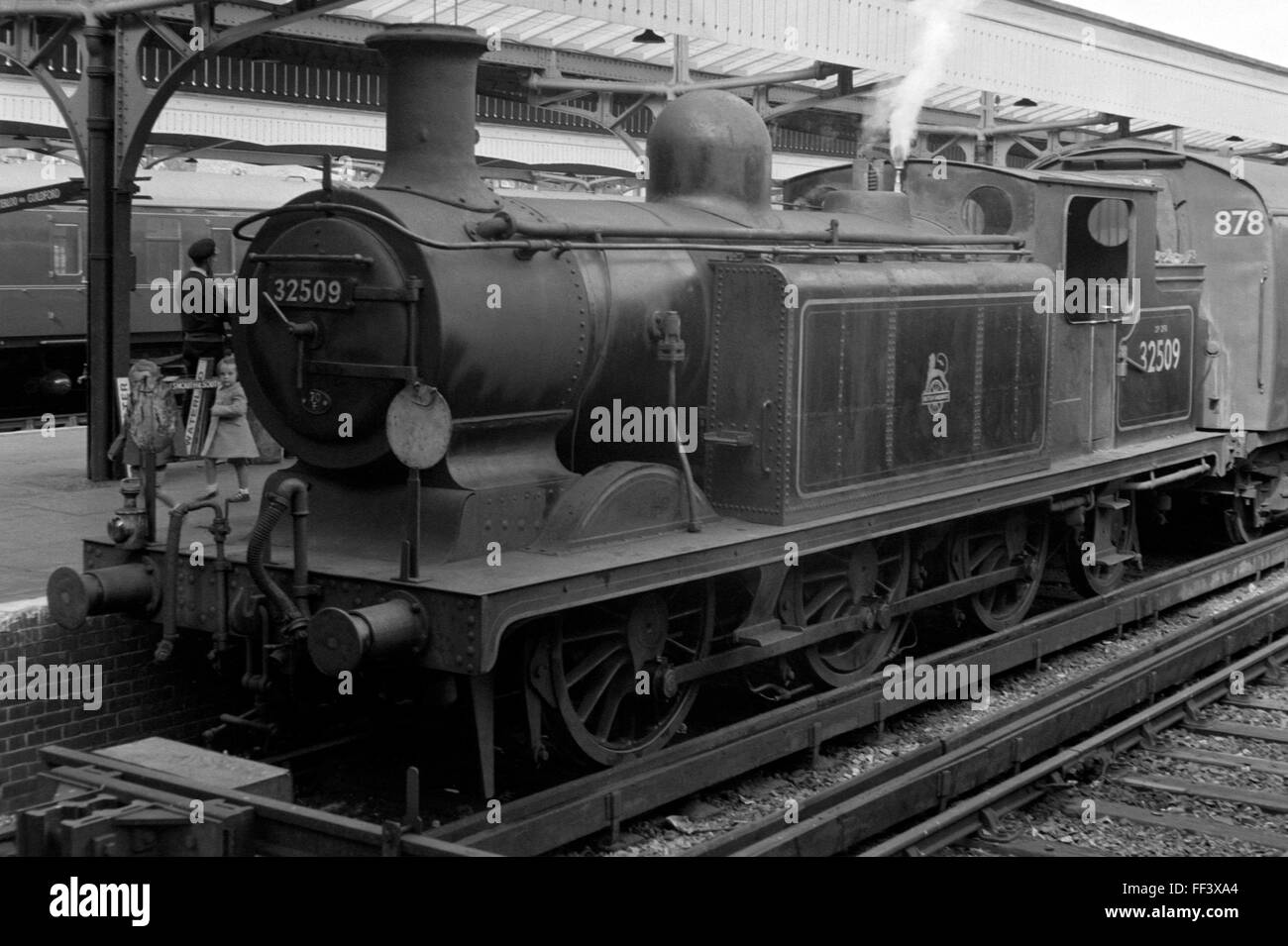 Britische Schiene Dampf Lok Originalnummer 32509 bei Portsmouth und Southsea Station England uk in den 1950er Jahren Stockfoto