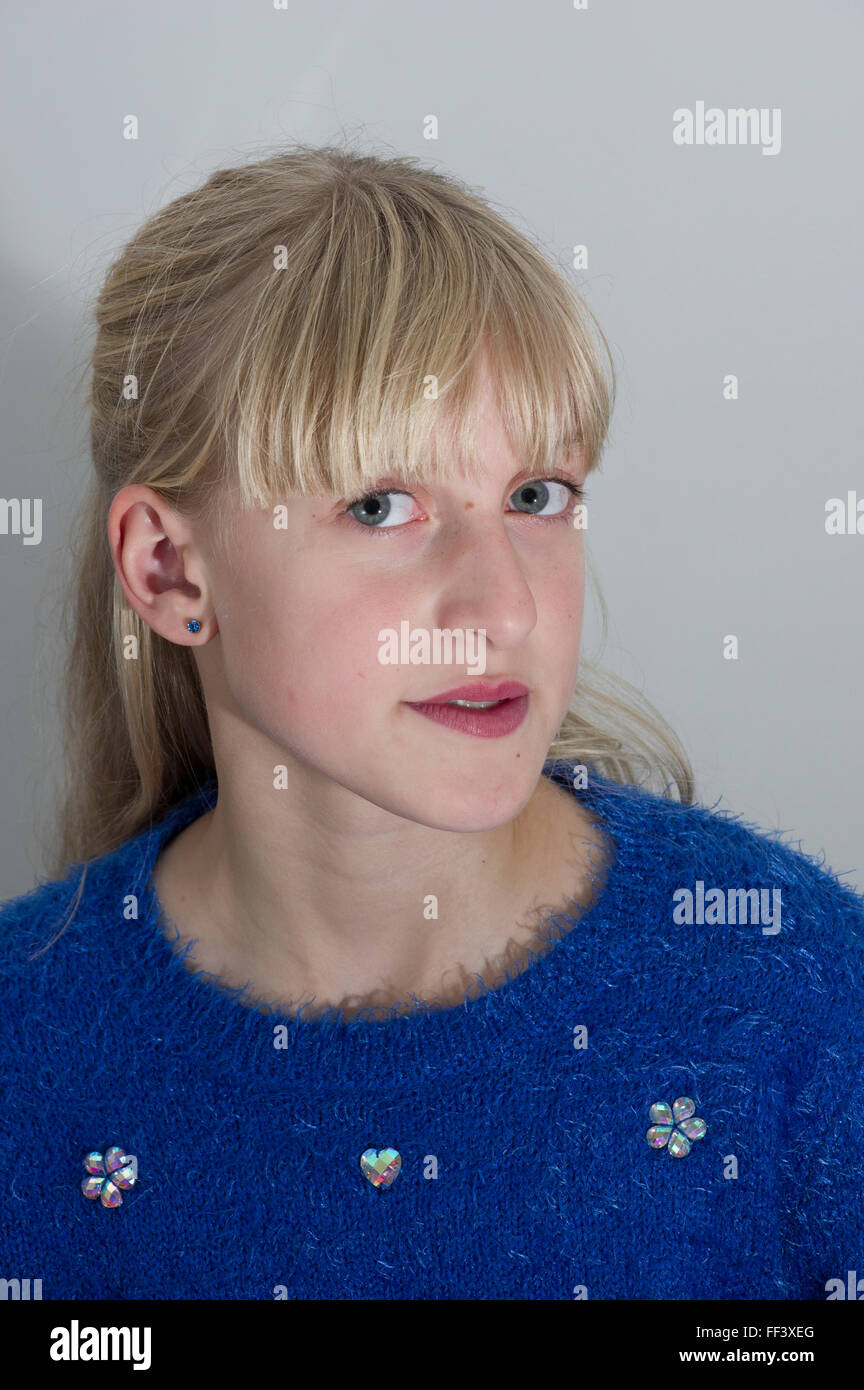 Studio-Porträt eines jungen, blonden Mädchens vor einem weißen Hintergrund. Stockfoto