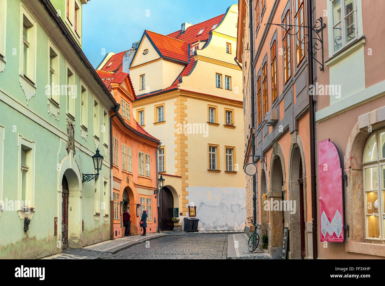 Schmale gepflasterte Straße unter typischen bunten Häusern in Old Town Prague, Tschechische Republik. Stockfoto