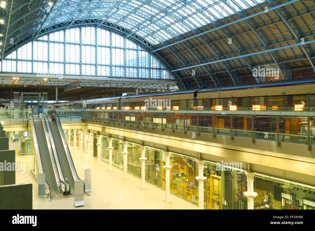 London St Pancras International Bahnhof für Eurostar Dienstleistungen mit Einzelverkäufe Geschäften und restaurants Stockfoto