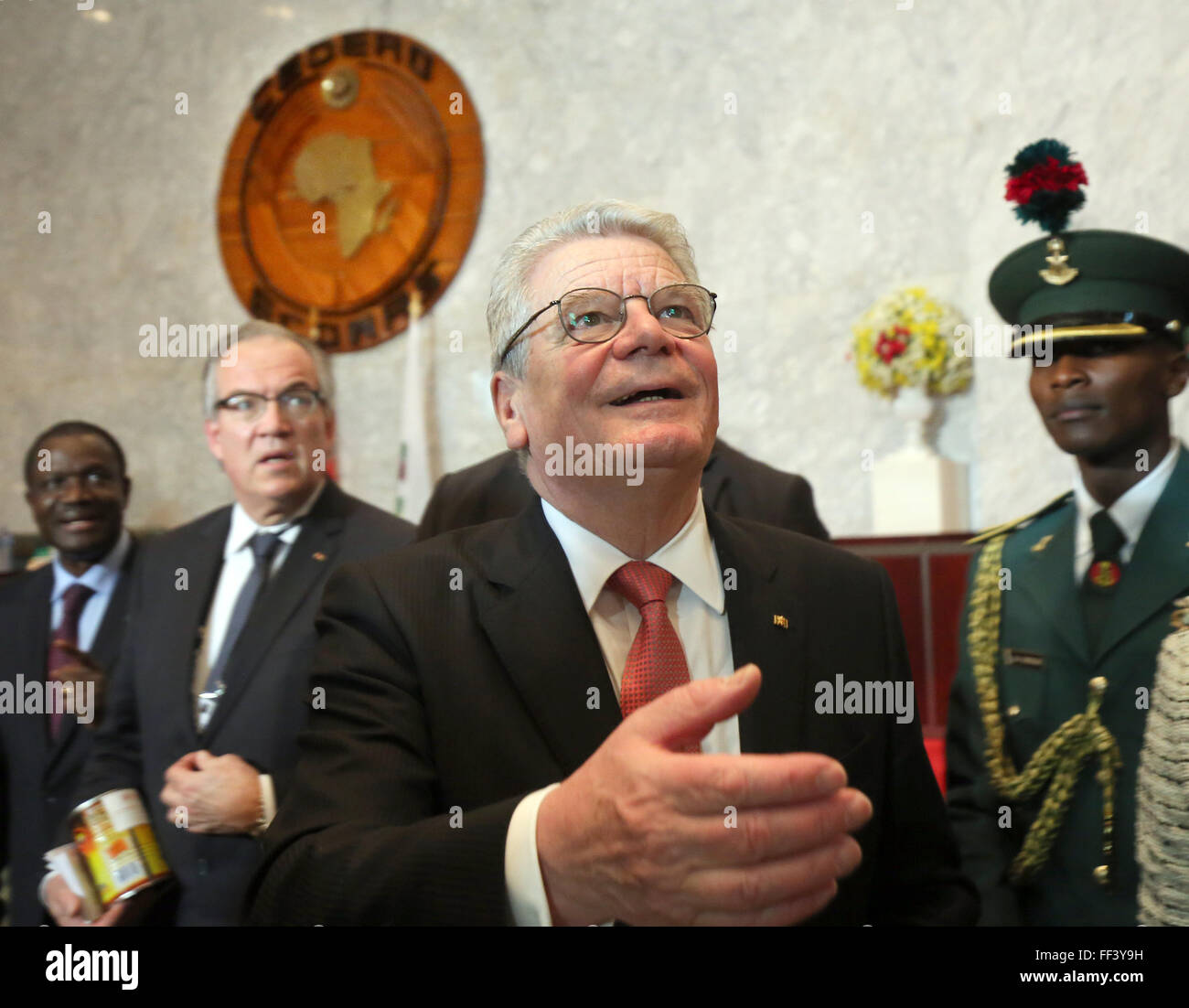 Abuja, Nigeria. 10. Februar 2016. German President Joachim Gauck (C) Brentakanal das Hauptquartier der Wirtschaftsgemeinschaft der westafrikanischen Staaten (ECOWAS) und hält eine Rede in Abuja, Nigeria, 10. Februar 2016. Der deutsche Bundespräsident ist auf einer fünftägigen Staatsbesuch in Nigeria. Foto: WOLFGANG KUMM/Dpa/Alamy Live News Stockfoto