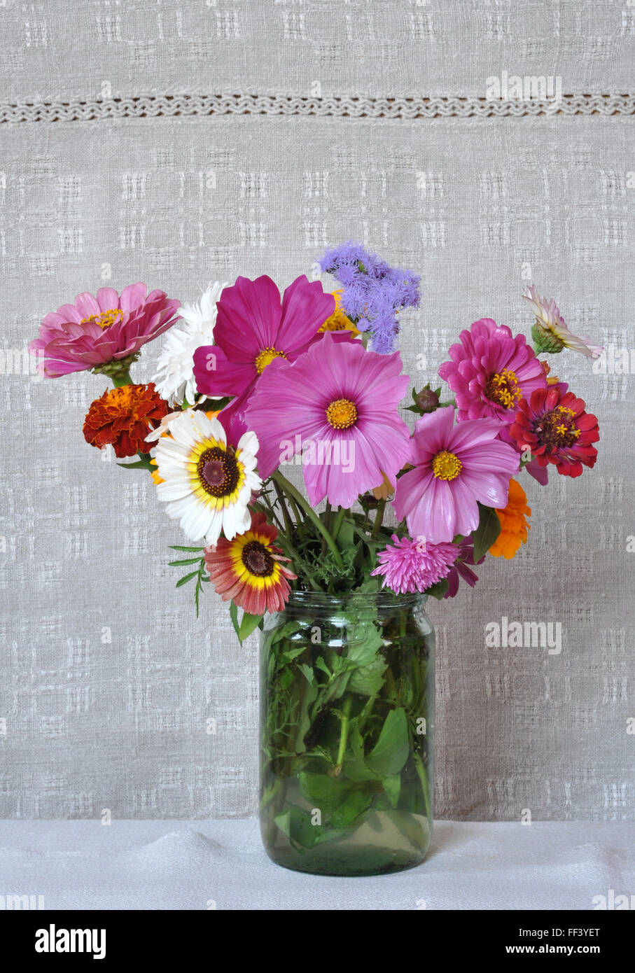 Blumenstrauß Gartenblumen im Hintergrund eine alte Leinwand. August, den Zentralrussland Stockfoto