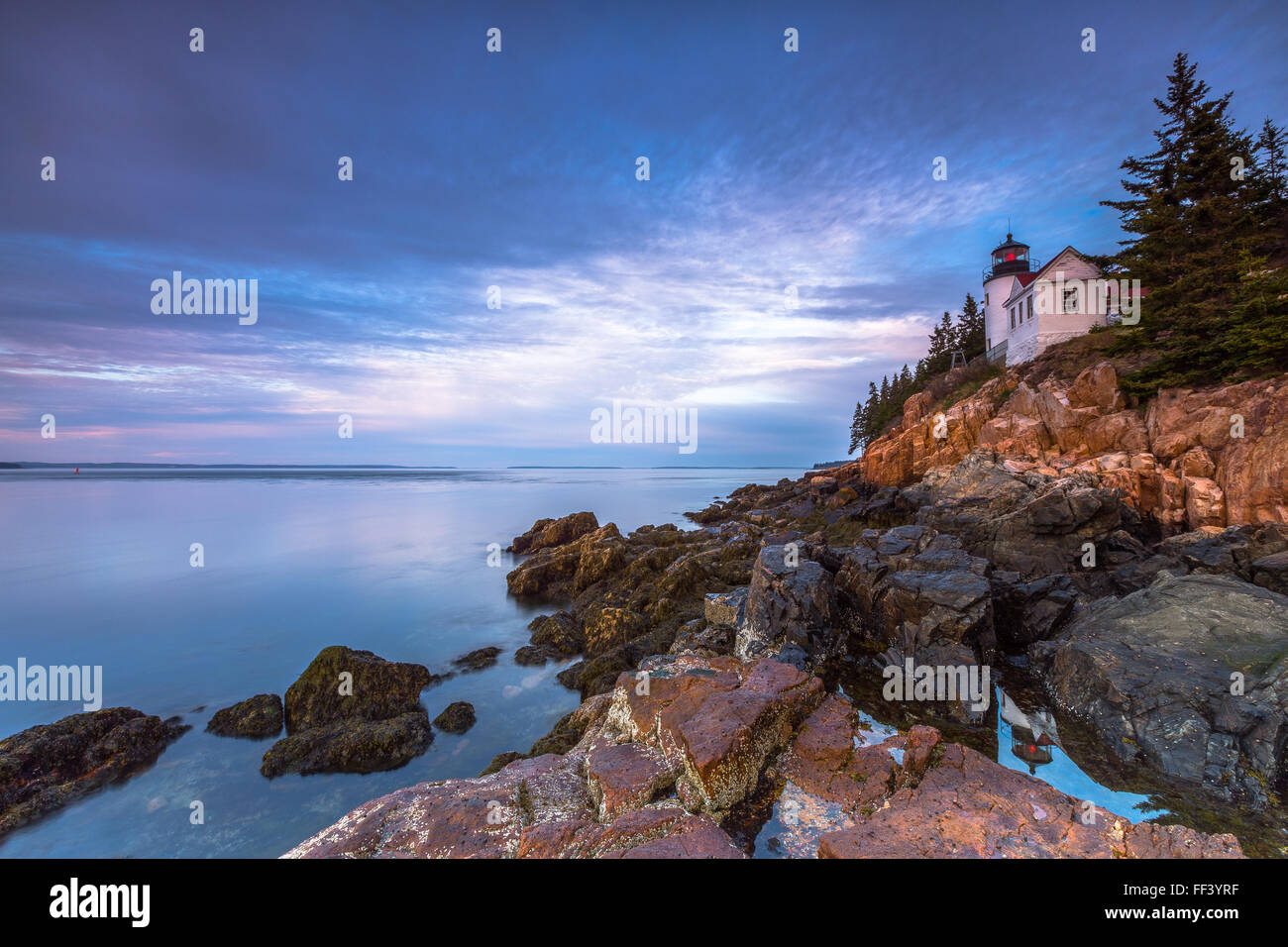 Die kultigen Bass Harbor Head Lighthouse eine Tidepool bei Sonnenaufgang im Acadia National Park, Mount Desert Island, Maine spiegelt sich in Stockfoto