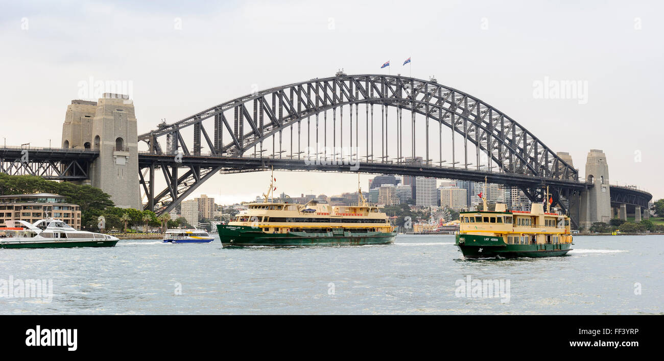 Sydney Harbour Bridge und Fähren nähert, Circular Quay, Sydney, New South Wales, Australien. Stockfoto