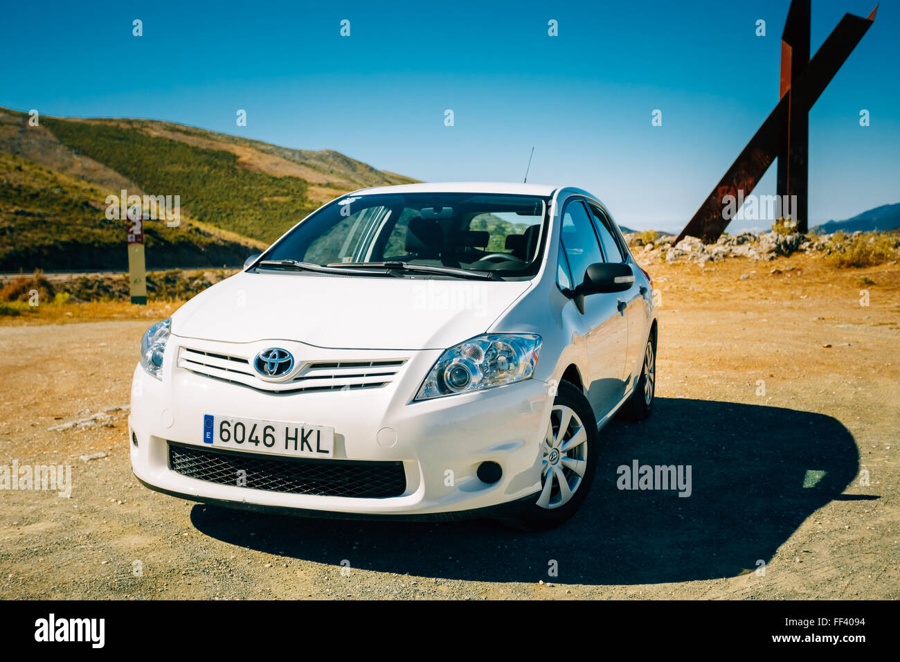 MIJAS, Spanien - 19. Juni 2015: Weiße Farbe Toyota Auris Auto auf Spanien Naturlandschaft. Toyota Auris ist eine kompakte Fließheck-de Stockfoto