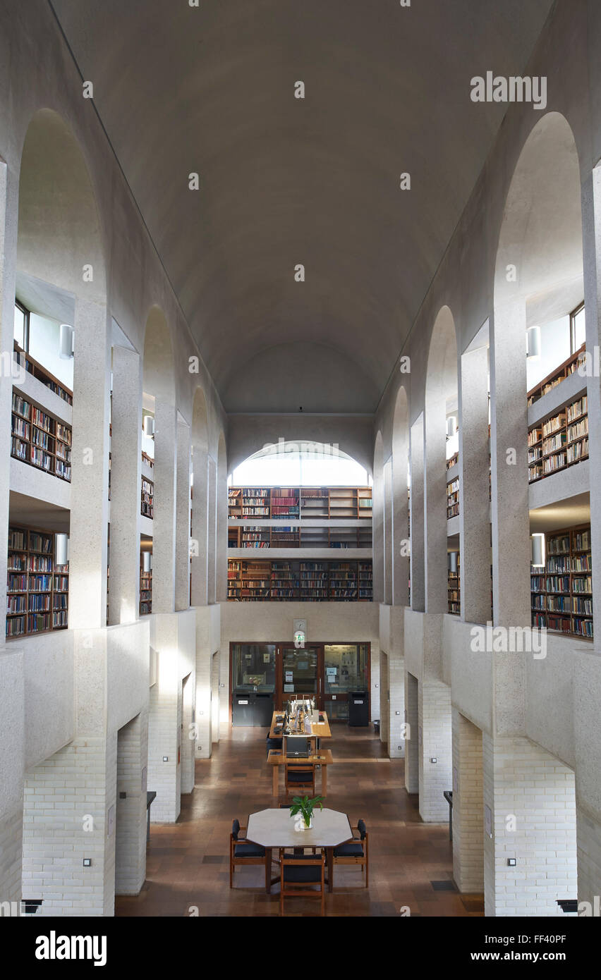 Innenraum der Bibliothek des Murray Edwards College der Universität Cambridge, entworfen von Chamberlin, Powell und Bon Stockfoto