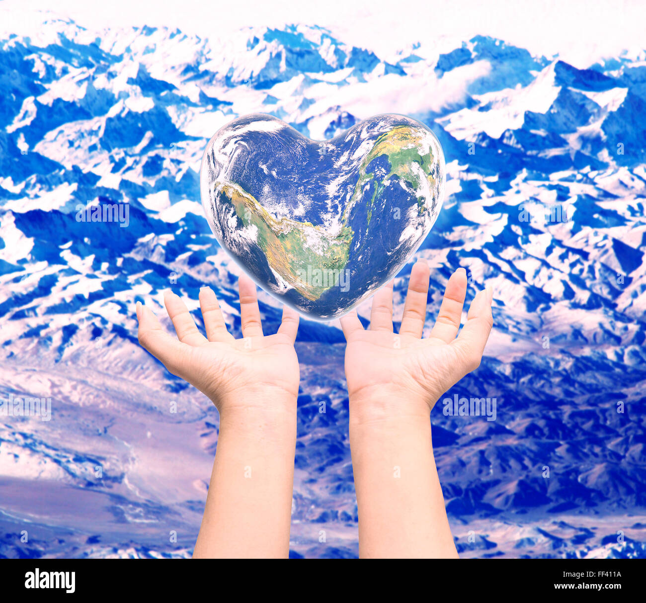 Welt in Herzform mit über Frauen, die menschlichen Hände auf unscharf natürlichen Hintergrund blau Cyan Türkis Baum und Himmel: Welt-Herz-Hea Stockfoto