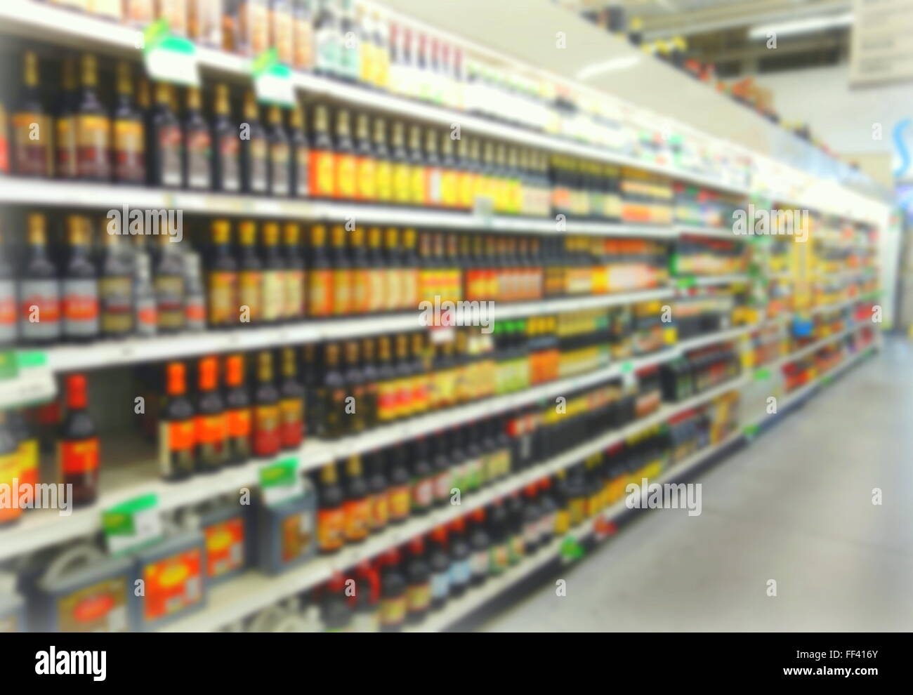 Asiatische Lebensmittel in den Supermarktregalen verschwommen Stockfoto