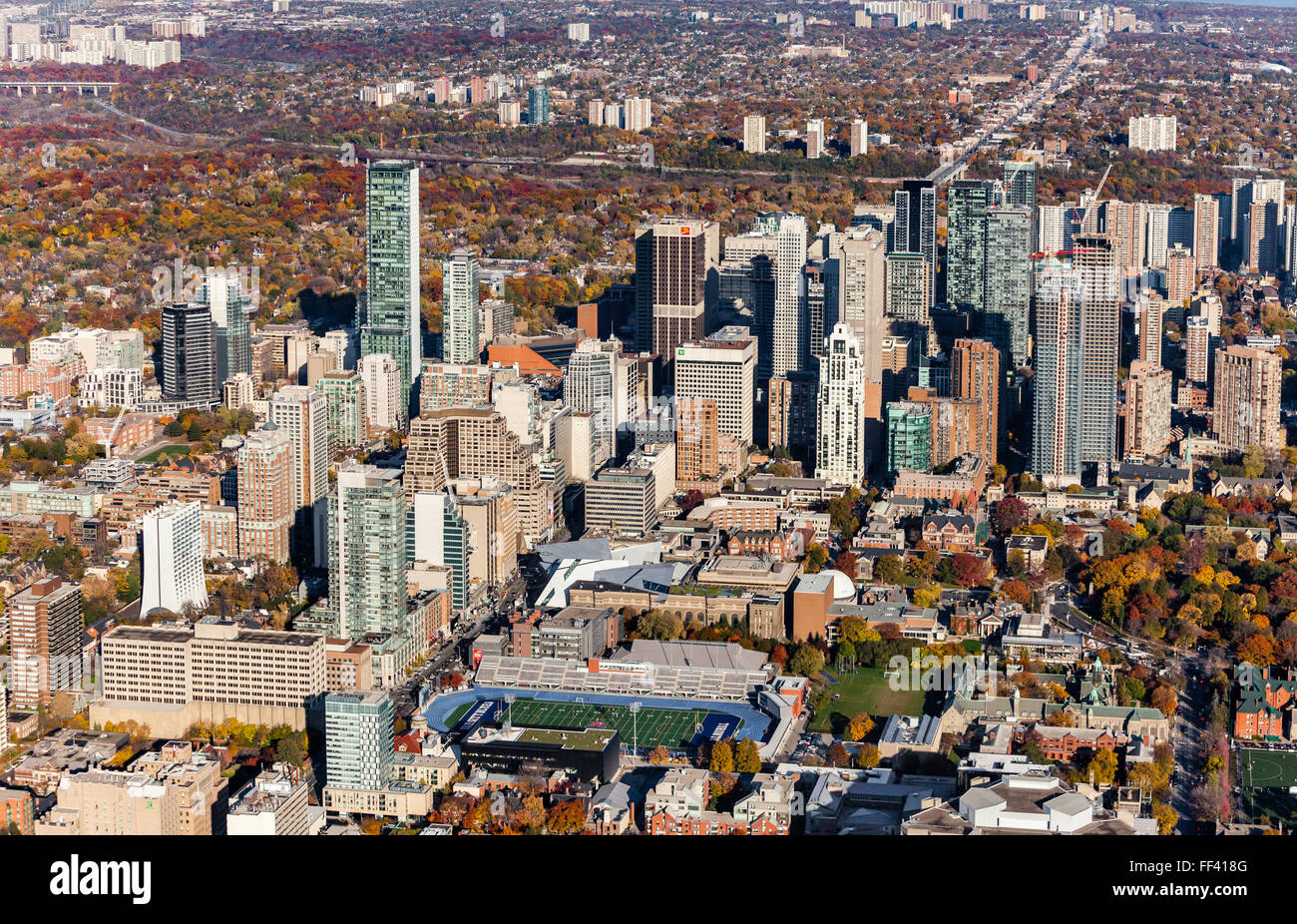 Antenne des Toronto Bloor und Yonge Street zeigt Varsity Stadium und University of Toronto. Stockfoto