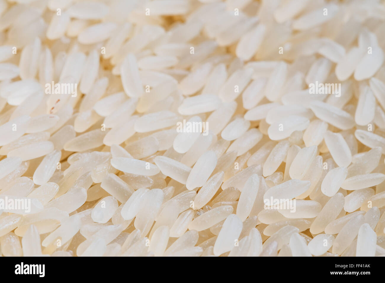 Weiße lange Reis Hintergrund, ungekocht rohes Getreide, Makro Nahaufnahme Detail Textur Stockfoto