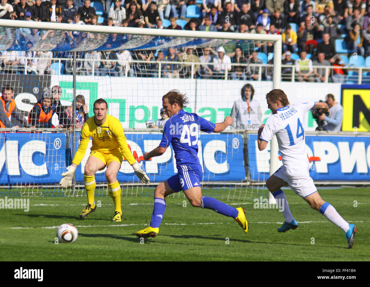 Kiew, UKRAINE - APRIL 18: Roman Zozulya (C) der Dynamo Kyiv kämpft für einen Ball mit Jan Lastuvka (L) und Yevgen Cheberyachko FC Stockfoto
