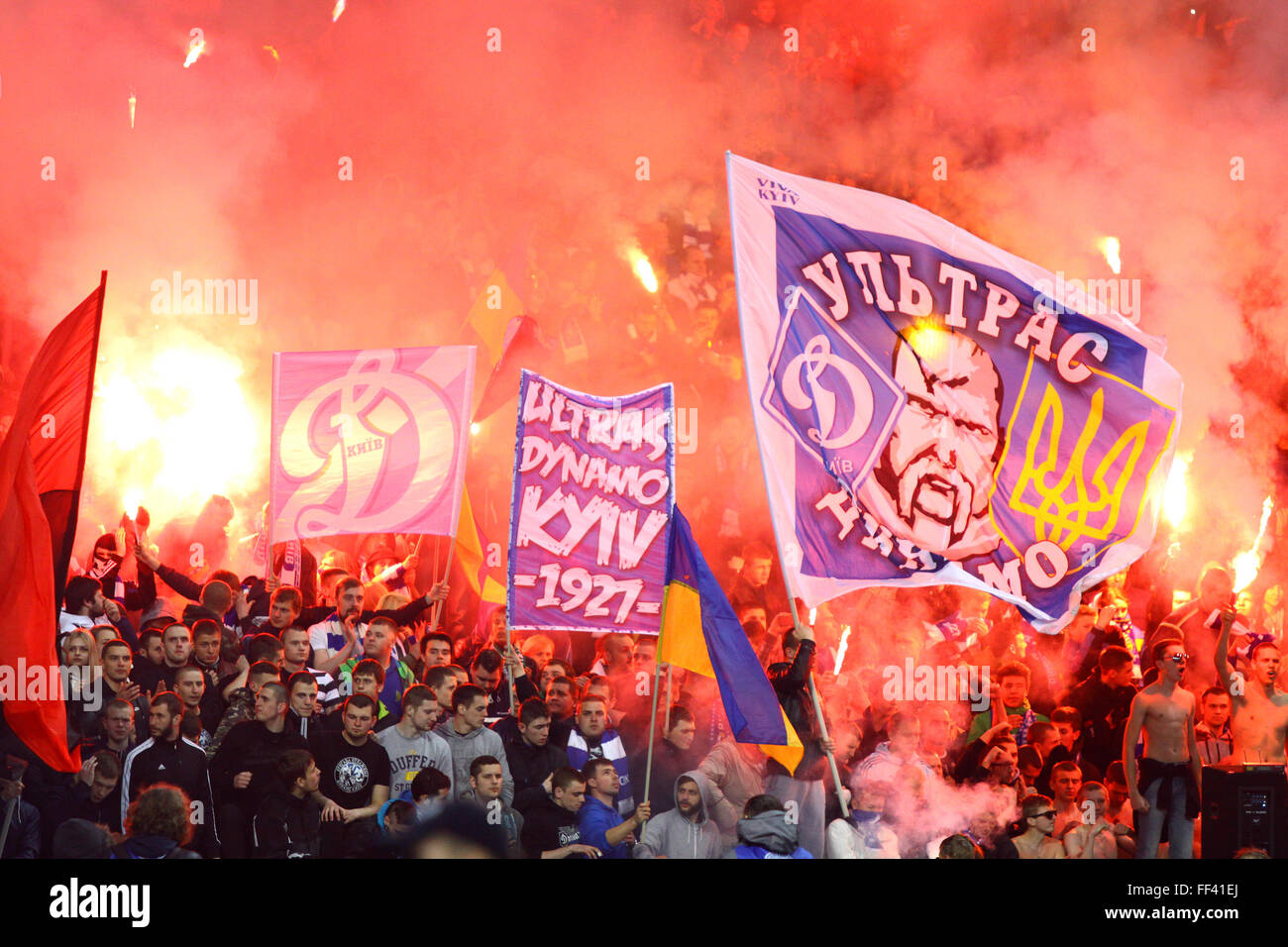 FC Dynamo Kyiv Ultras (ultra Anhänger) brennen Fackeln während Ukraine Meisterschaftsspiel gegen Shakhtar Donetsk Stockfoto