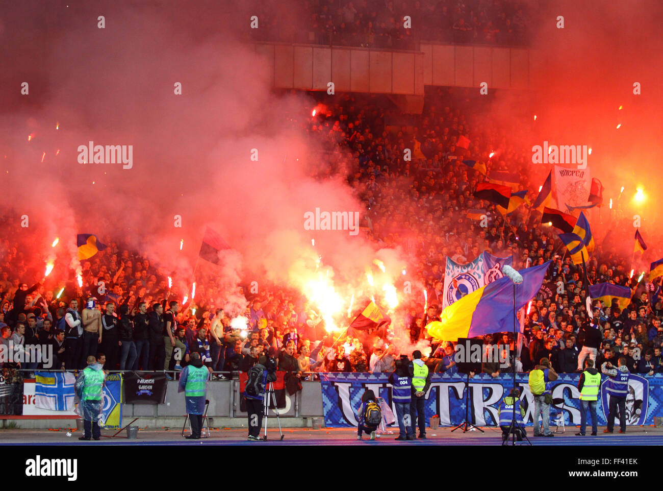 FC Dynamo Kyiv Ultras (ultra Anhänger) brennen Fackeln während Ukraine Meisterschaftsspiel gegen Shakhtar Donetsk Stockfoto