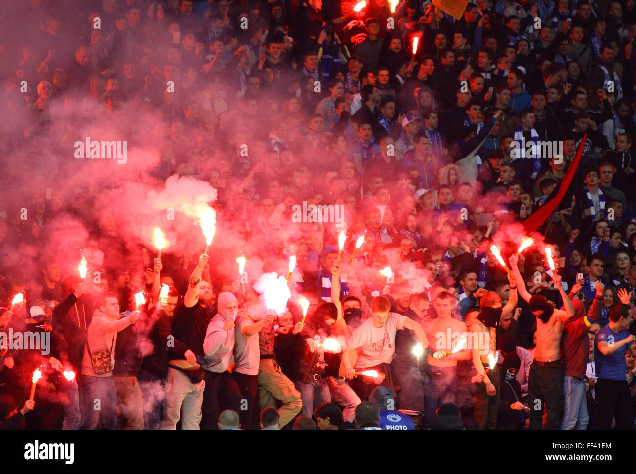 FC Dynamo Kyiv Ultras (ultra Anhänger) brennen Fackeln während Ukraine Meisterschaftsspiel gegen Shakhtar Donetsk Stockfoto