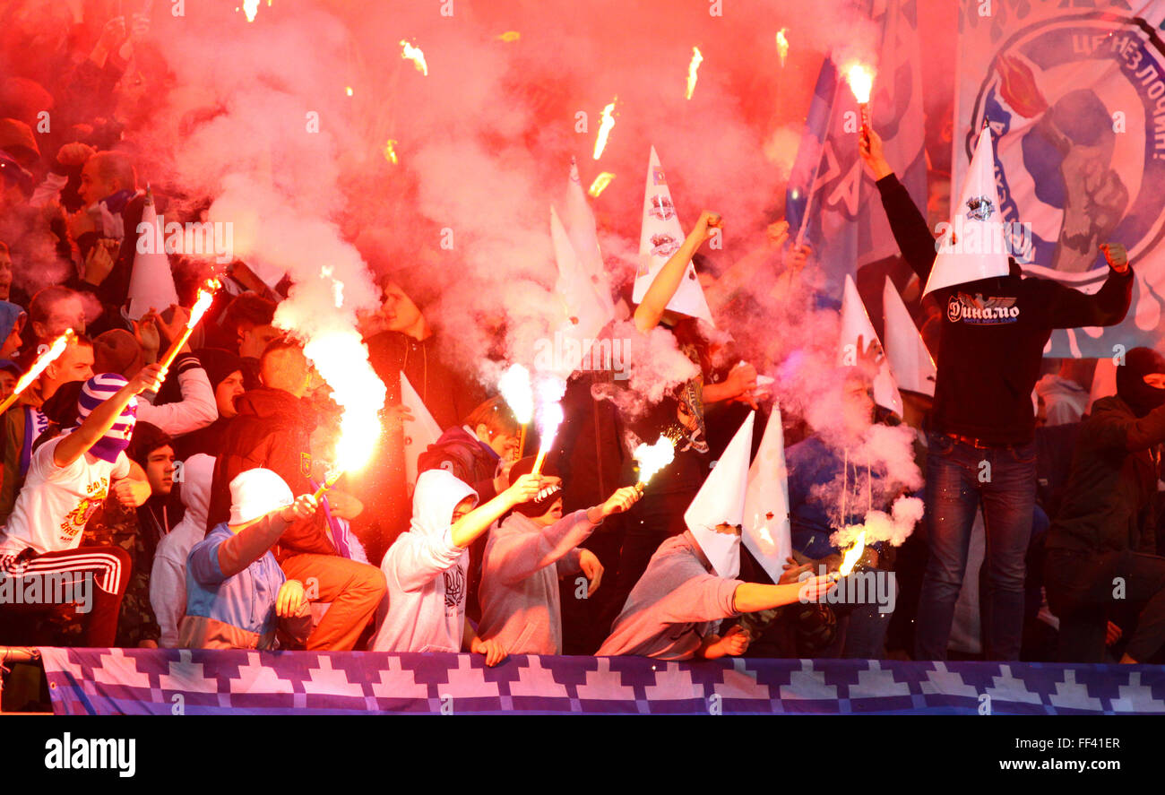 FC Dynamo Kyiv Ultras (ultra Anhänger) brennen Fackeln während Ukraine Meisterschaftsspiel gegen Shakhtar Donetsk Stockfoto