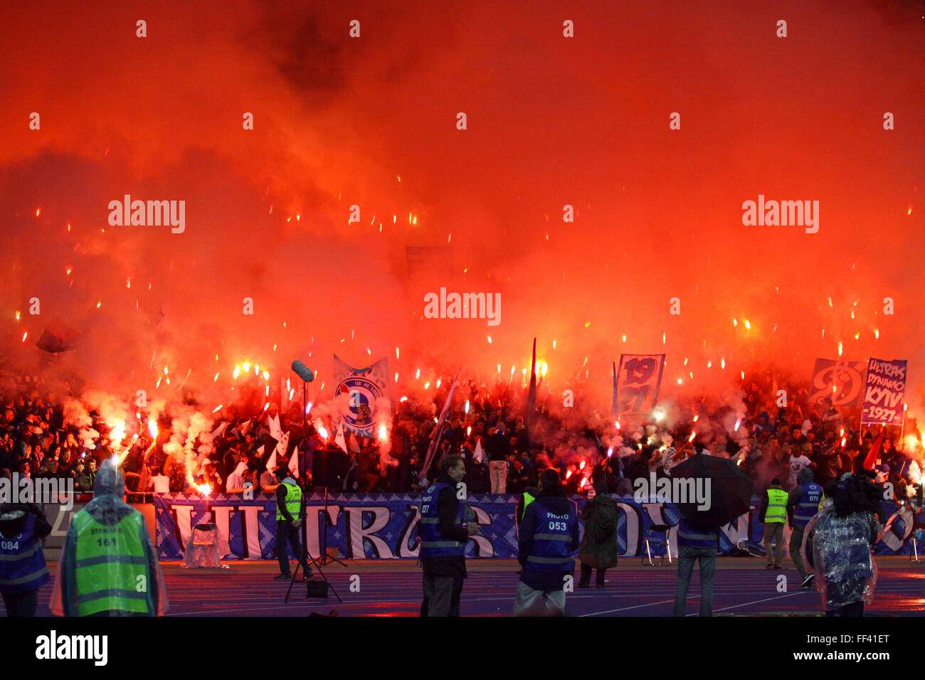 FC Dynamo Kyiv Ultras (ultra Anhänger) brennen Fackeln während Ukraine Meisterschaftsspiel gegen Shakhtar Donetsk Stockfoto