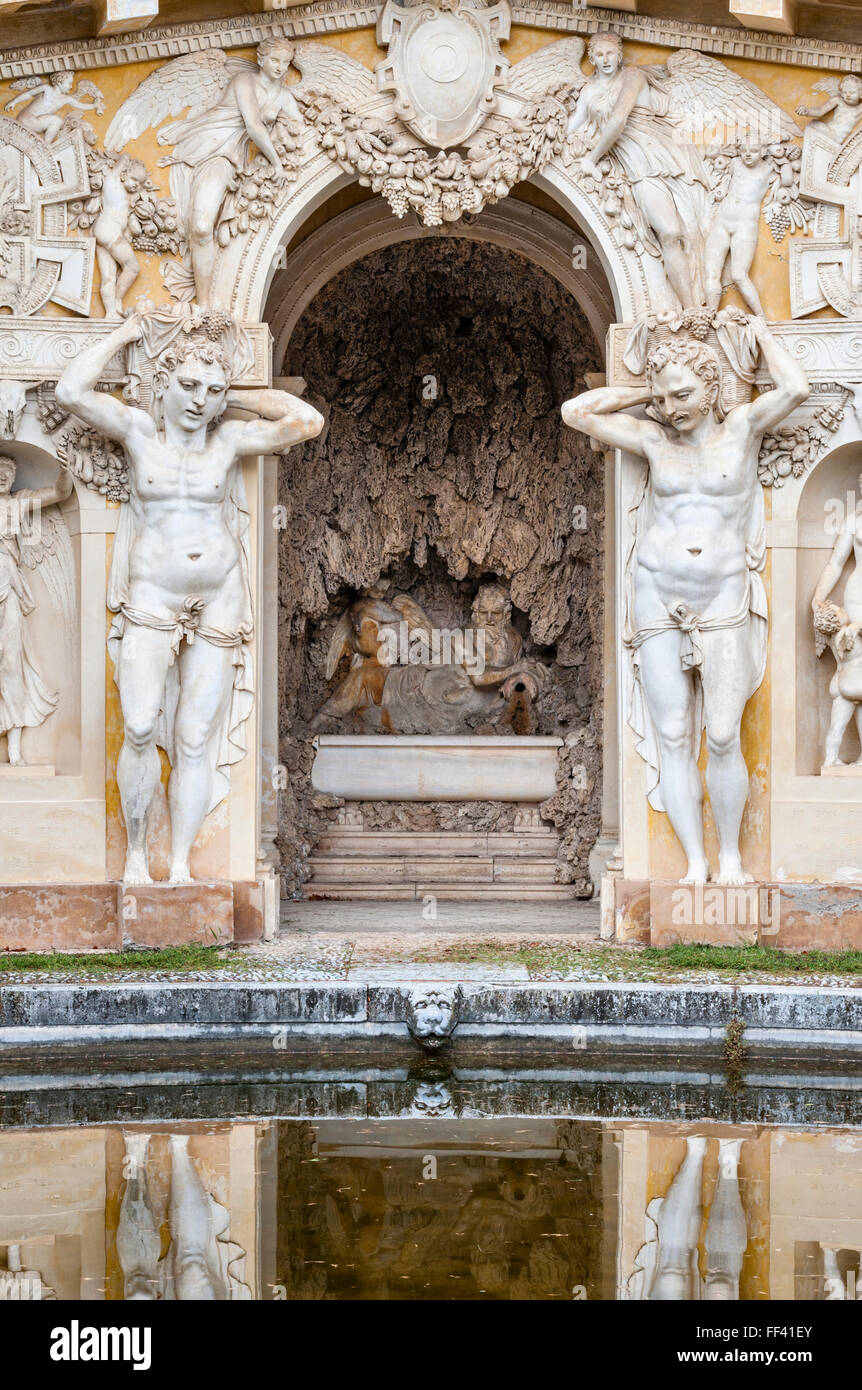 Veneto, Italien. Villa Barbaro (Villa di Maser), entworfen und gebaut von Andrea Palladio im Jahre 1560. Das Nymphäum mit Pool und Grotte Stockfoto