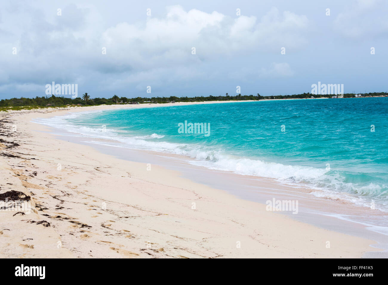 Bucht von einem rosa Sandstrand mit azurblauen Meer und Wellen auf der Süd Küste von Barbuda, Antigua und Barbuda, West Indies Stockfoto