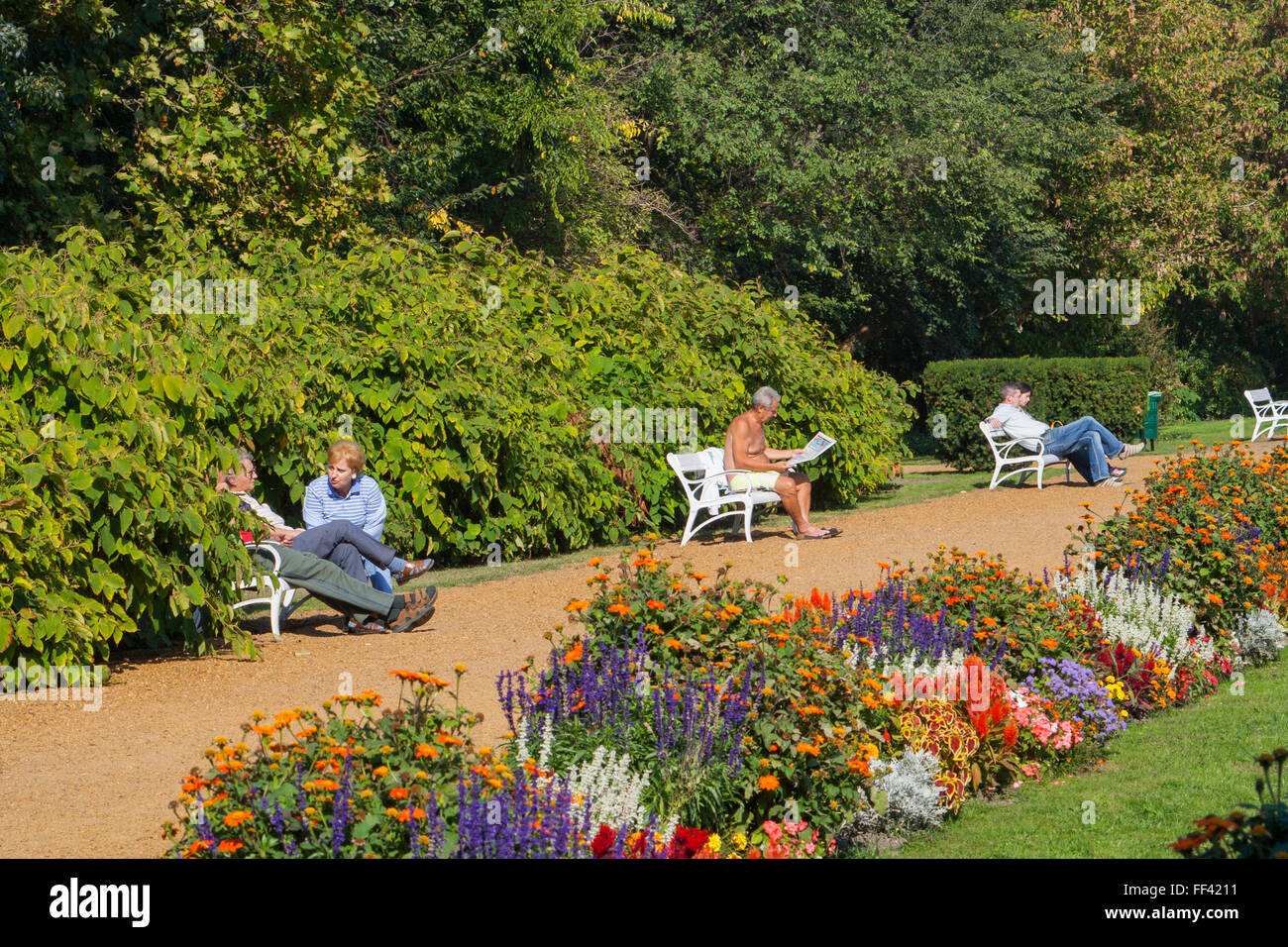 Leute sitzen im Park auf der Margaretheninsel, Budapest, Ungarn Stockfoto