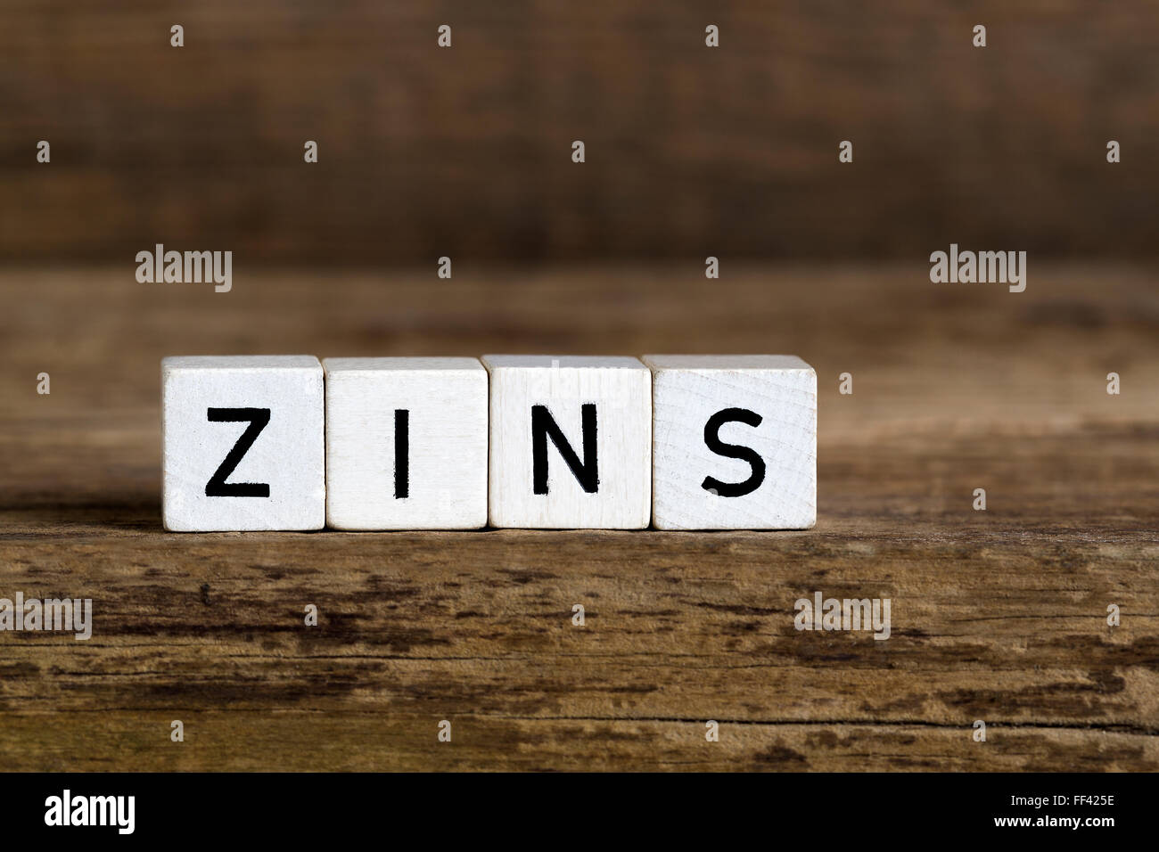 Das deutsche Wort geschrieben in Würfel auf einem hölzernen Hintergrund zu mieten Stockfoto