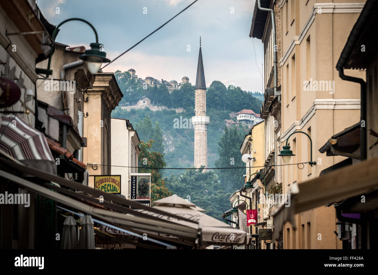 Minarett der Moschee gesehen vom historischen Viertel Bascarsija in Sarajevo, Bosnien und Herzegowina, Bosnien und Herzegowina Stockfoto