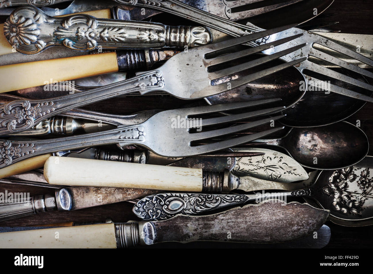 Vintage Messer Gabeln und Löffel auf ein Alter Holz Hintergrund Stockfoto
