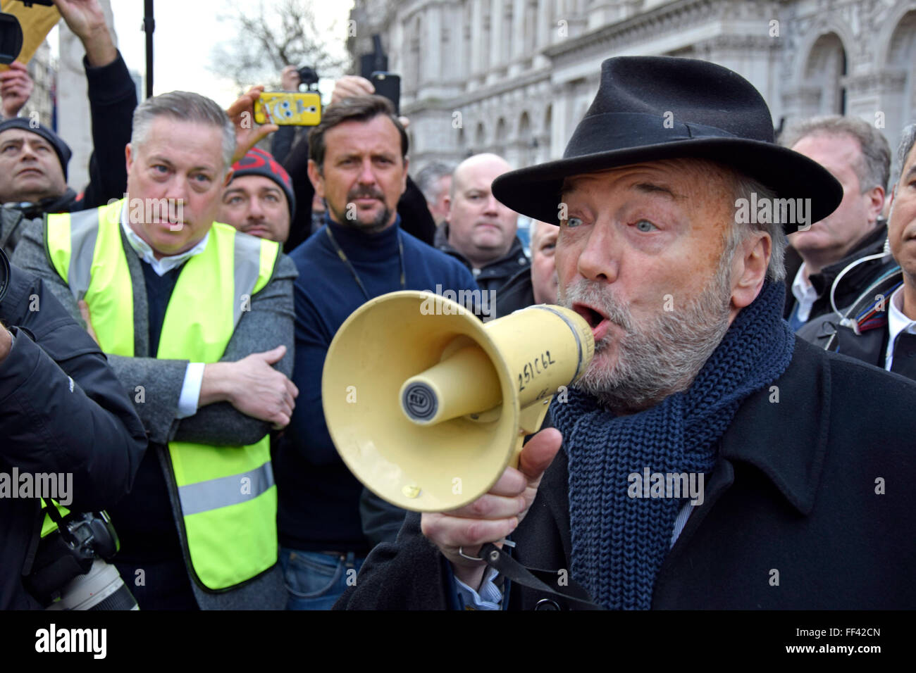 London, UK. 10. Februar 2016. Tausende von schwarzen Taxifahrer bringen Londoner zum Stillstand aus Protest gegen die Deregulierung der Taxis und der Aufstieg der Uber. Londoner Bürgermeister Kandidat George Galloway spricht zu den Treibern in Whitehall. Bildnachweis: PjrNews/Alamy Live-Nachrichten Stockfoto