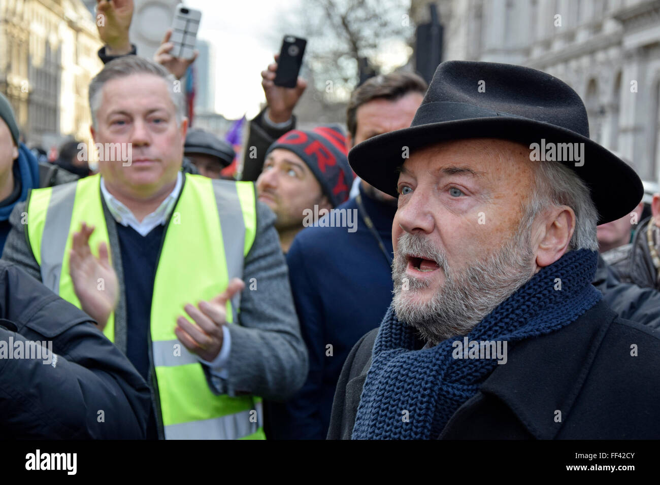 London, UK. 10. Februar 2016. Tausende von schwarzen Taxifahrer bringen Londoner zum Stillstand aus Protest gegen die Deregulierung der Taxis und der Aufstieg der Uber. Londoner Bürgermeister Kandidat George Galloway spricht zu den Treibern in Whitehall. Bildnachweis: PjrNews/Alamy Live-Nachrichten Stockfoto