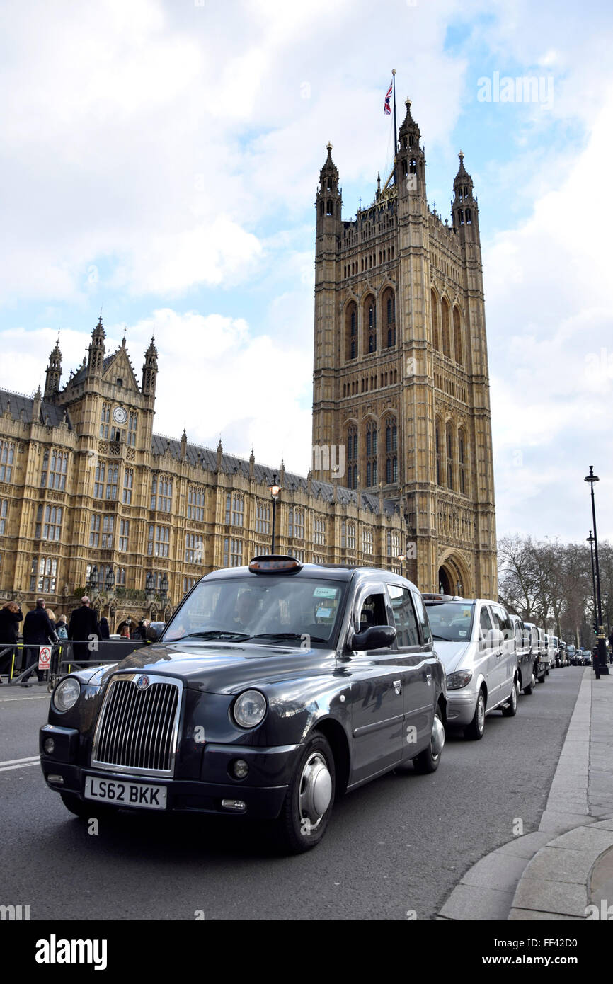 London, UK. 10. Februar 2016. Tausende von schwarzen Taxifahrer bringen Londoner zum Stillstand aus Protest gegen die Deregualtion der Taxis und der Aufstieg der Uber. Houses of Parliament. Bildnachweis: PjrNews/Alamy Live-Nachrichten Stockfoto