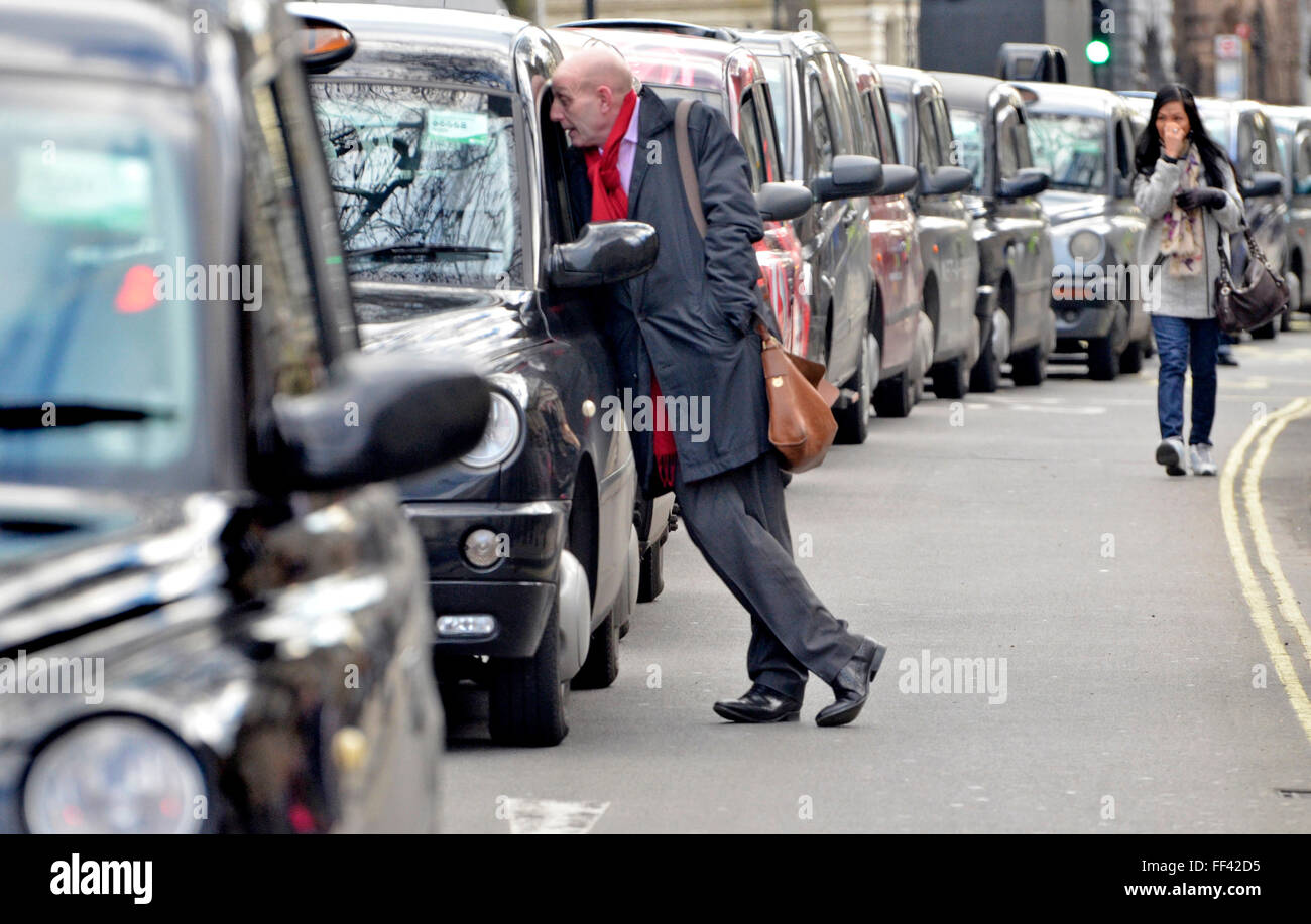 London, UK. 10. Februar 2016. Tausende von schwarzen Taxifahrer bringen Londoner zum Stillstand aus Protest gegen die Deregulierung der Taxis und der Aufstieg der Uber. Whitehall. Bildnachweis: PjrNews/Alamy Live-Nachrichten Stockfoto