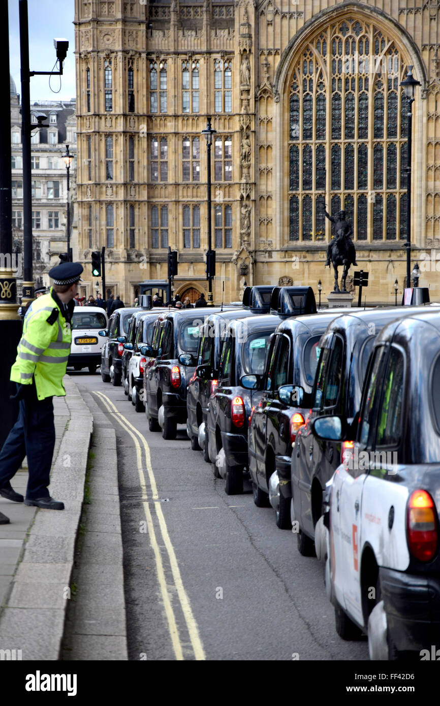 London, UK. 10. Februar 2016. Tausende von schwarzen Taxifahrer bringen Londoner zum Stillstand aus Protest gegen die Deregulierung der Taxis und der Aufstieg der Uber. Außerhalb den Houses of Parliament. Bildnachweis: PjrNews/Alamy Live-Nachrichten Stockfoto