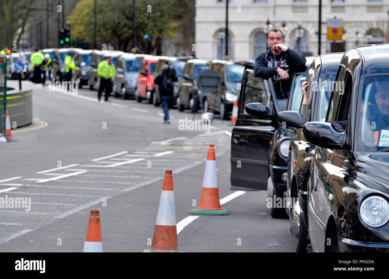 London, UK. 10. Februar 2016. Tausende von schwarzen Taxifahrer bringen Londoner zum Stillstand aus Protest gegen die Deregulierung der Taxis und der Aufstieg der Uber. Bildnachweis: PjrNews/Alamy Live-Nachrichten Stockfoto
