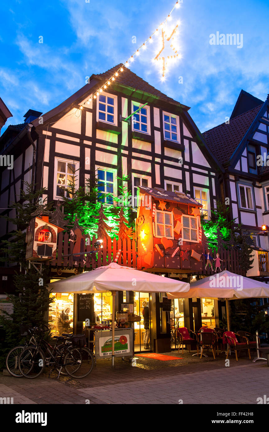 Europa, Deutschland, Nordrhein Westfalen, Detmold, Bäckerei, dekoriert mit Motiven aus dem Märchen Hänsel und Gretel auf der stre Stockfoto