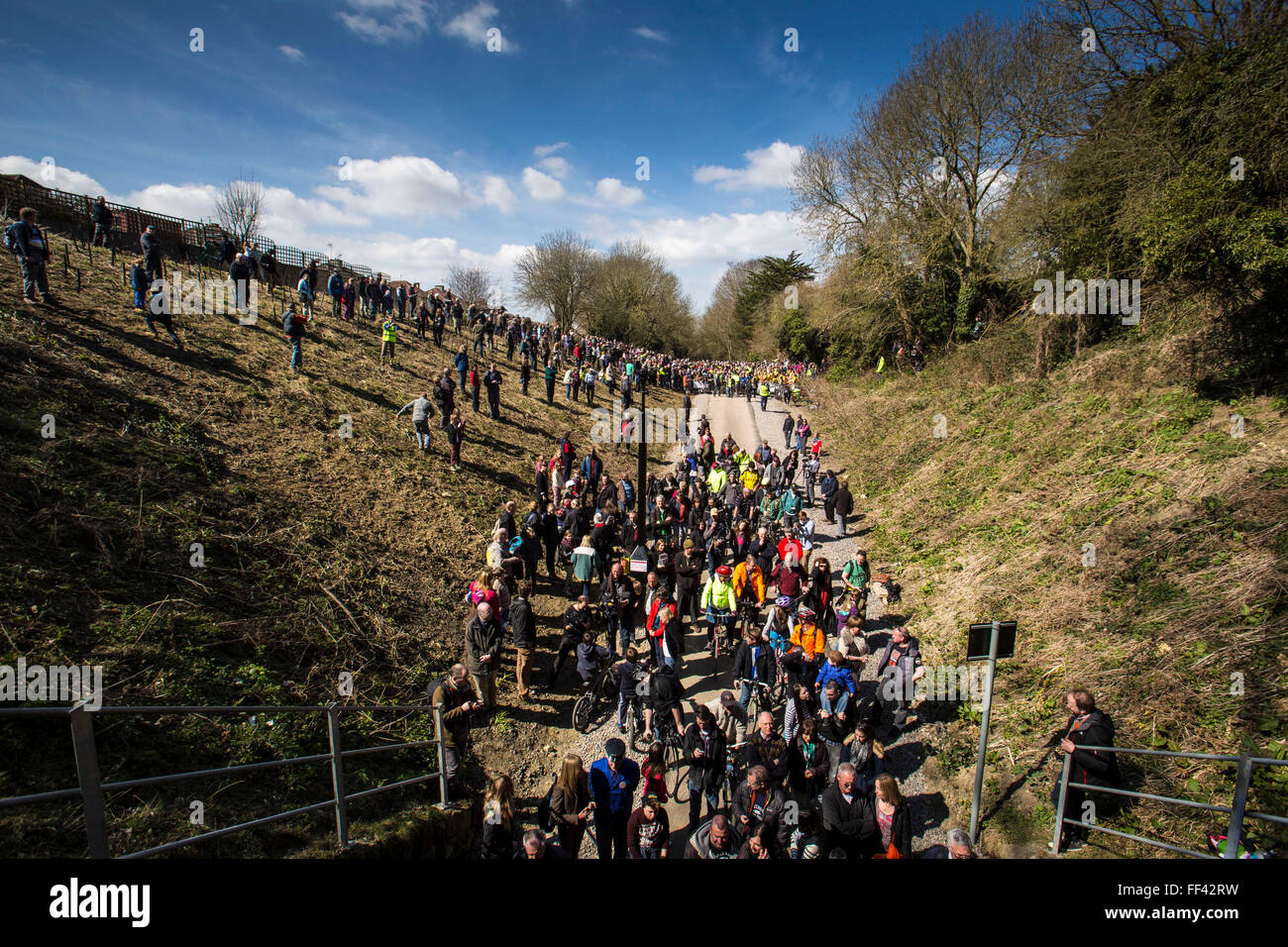 Ein Landschaft Blick auf eine große Gruppe von begeisterten Menschen versammeln sich am Eingang und Böschungen des Devonshire-Tunnels für die offizielle Eröffnung des Bad zwei Tunnel Greenway auf 6. April 2013.  Die 13 Meile geteilt-Pfad ist eine dramatische und zugänglich Route Richtung Süden von Bath City und erreichen Sie zu Fuß, Zyklus, Kinderwagen oder Rollstuhl. Diese Entwicklung wurde von einer lokalen Community-Gruppe und ist Teil des Sustrans Lotterie-geförderten Projekts, verbinden 2 Cycling Network. SUSTRANS ist eine gemeinnützige Organisation, die mit Gemeinden, Politiker und Partnerorganisationen arbeitet, so dass Benutzer können auswählen, dass er Stockfoto