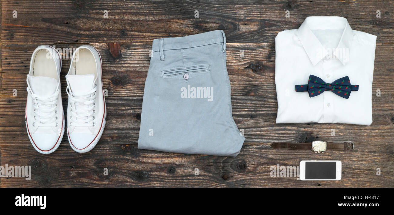 Herren casual-Outfit auf hölzernen Hintergrund Stockfoto