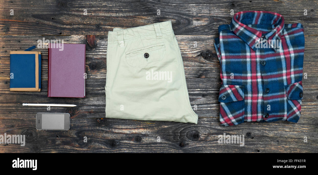 Herren casual-Outfit auf hölzernen Hintergrund Stockfoto