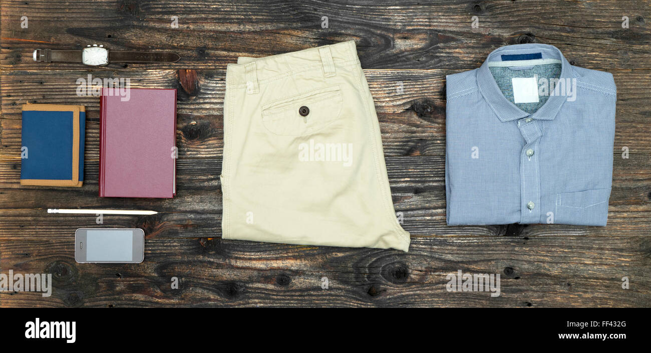 Herren casual-Outfit auf hölzernen Hintergrund Stockfoto